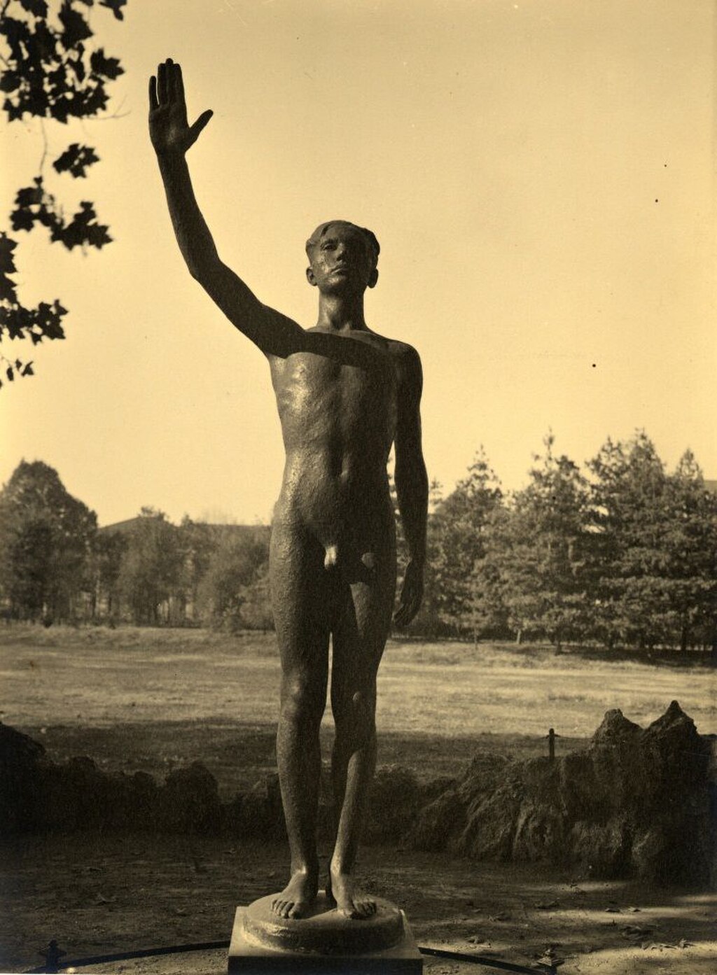 " Gabinio.Torino-Monumento Saluto Romano Di Michele Guerrisi, Parco Del Valentino, Vista Frontale Ravvicinata 028B4 " di Mario Gabinio è distribuito con licenza CC BY 3.0 .